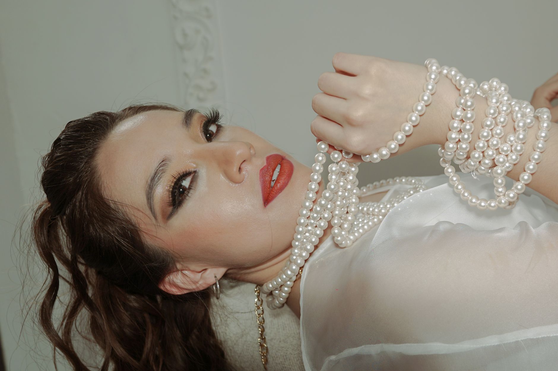 Sophisticated woman adorned with pearls, showcasing style and elegance. — Best Three Dos and Don'ts For Choosing Effective yo