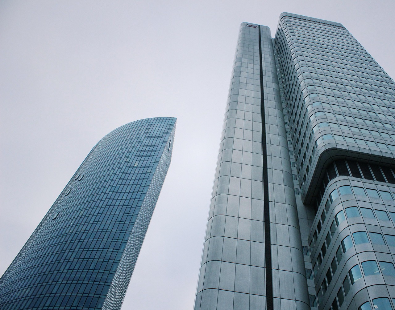 Skyscraper, corporate, modern buildings — Business Meets Bliss: Experiencing Home Thai Massage While Traveling