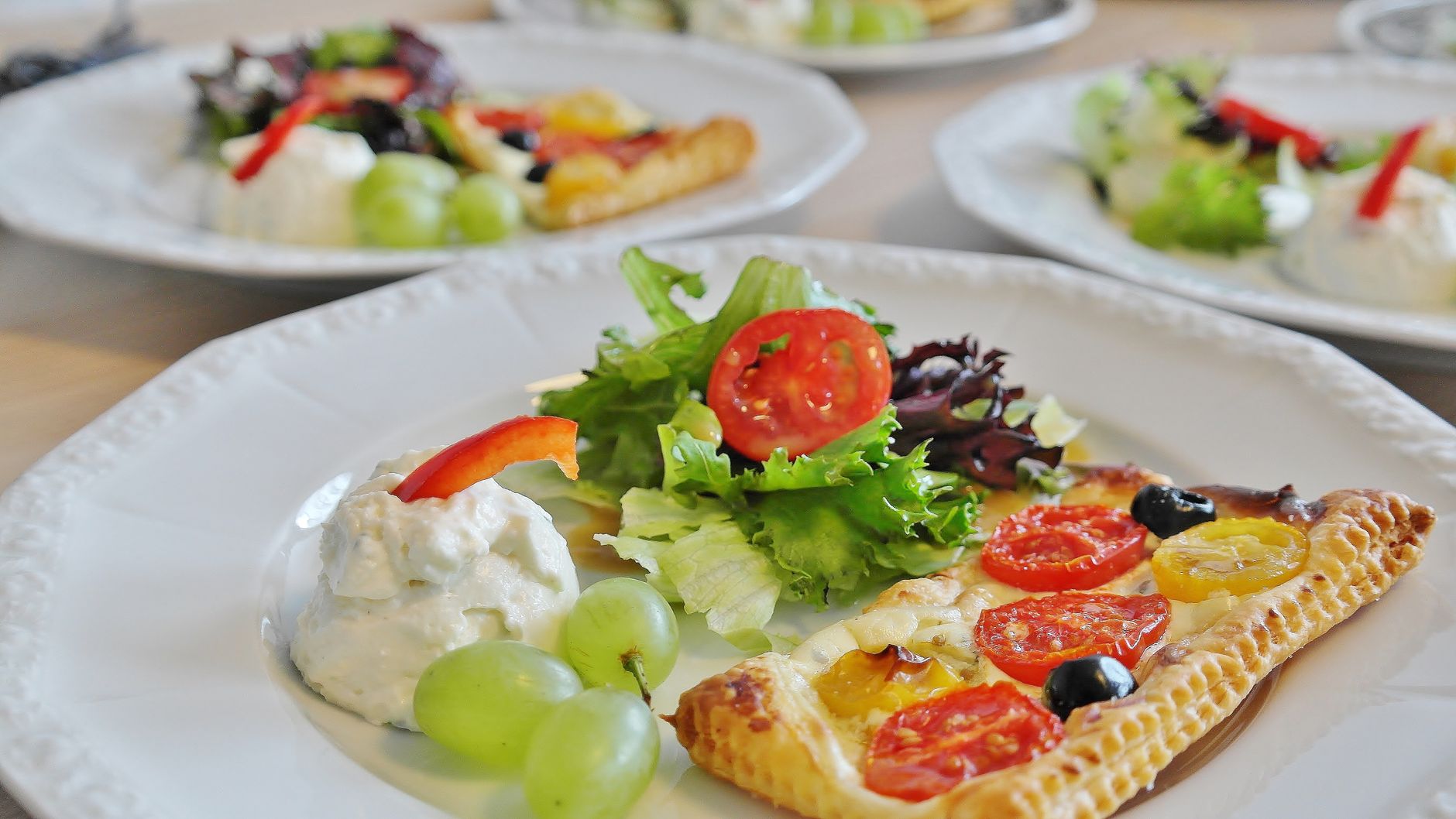 Close-up of a gourmet salad with fresh vegetables, perfect for a healthy meal. — Culinary Adventures: Elevate Your Meals with