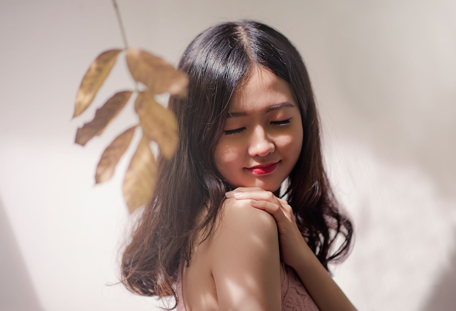 Peaceful young woman with eyes closed, embracing serenity with a gentle smile. — Maximizing Skin Benefits with the Right Pept